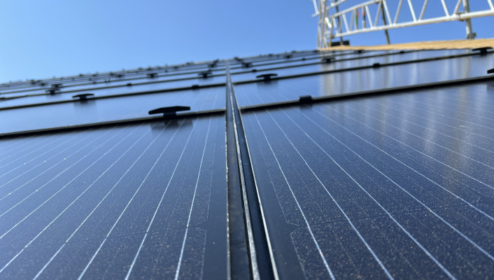 Indach Photovoltaikanlage PV Anlage Delsbergeralle Basel